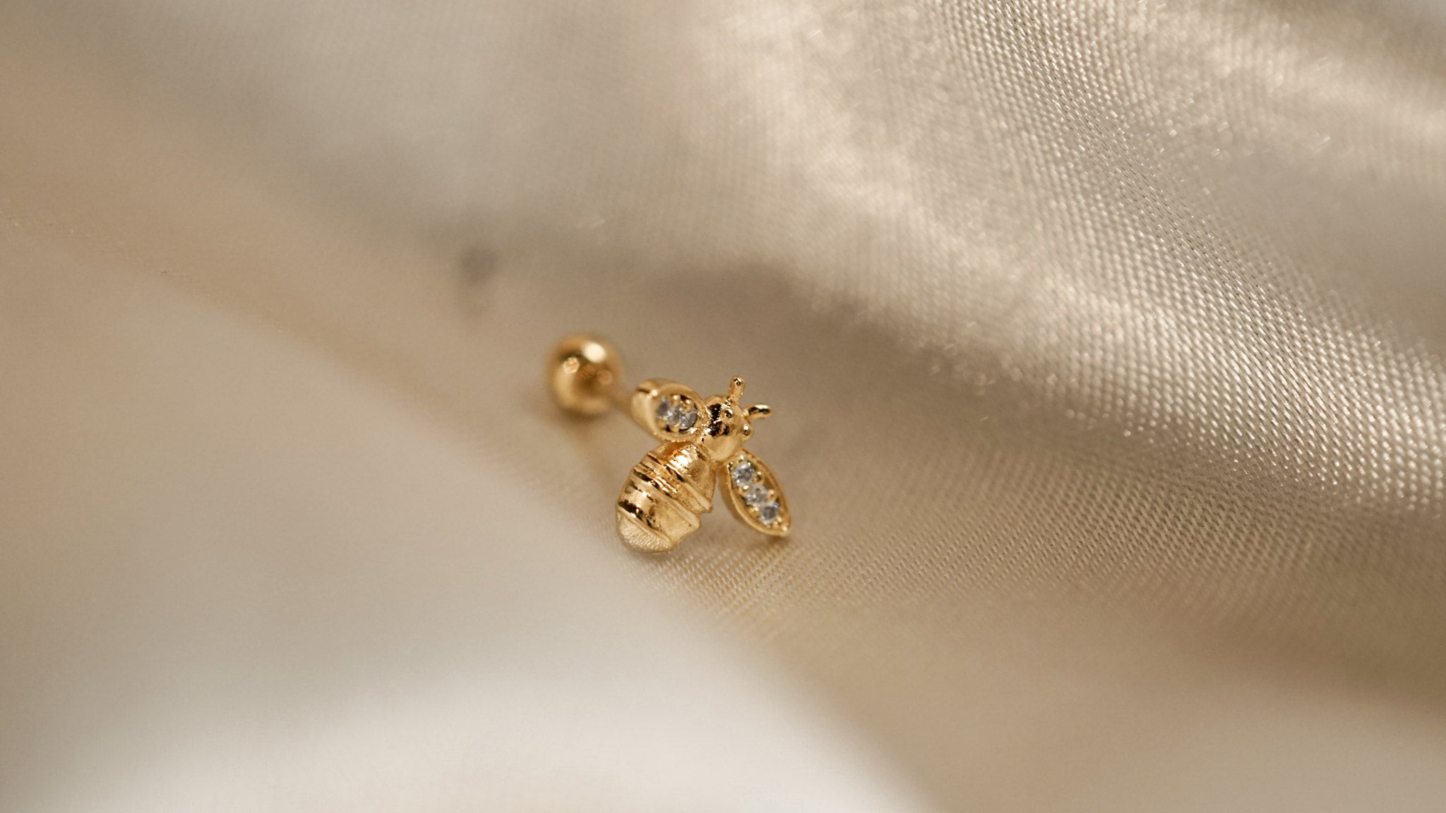 QUIN BEE CARTILAGE EARRING SOAMI